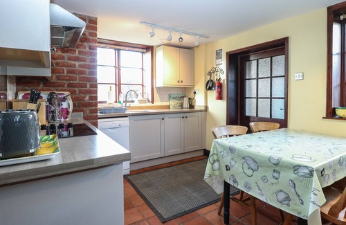 Happisburgh Cottage | LANTHORN COTTAGE, pet friendly in Happisburgh, East Anglia