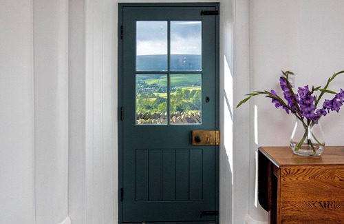 Sutton-in-Craven Cottage | LAPWING COTTAGE, character holiday cottage, with hot tub in Cowling