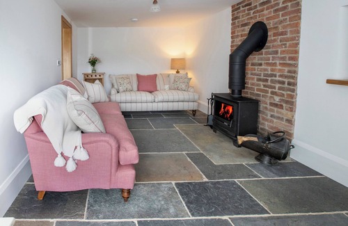 Sutton-in-Craven Cottage | LAPWING COTTAGE, character holiday cottage, with hot tub in Cowling