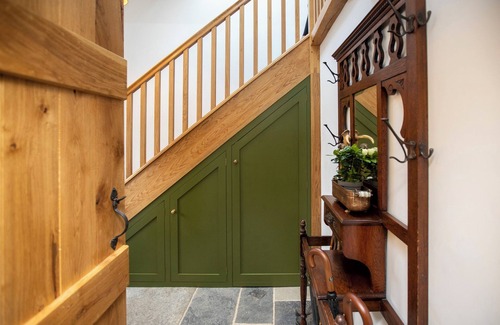 Sutton-in-Craven Cottage | LAPWING COTTAGE, character holiday cottage, with hot tub in Cowling
