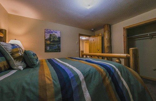 Eureka Cabin | Larch Lodge – 3 BDR Secluded Log Cabin & Pet Friendly!