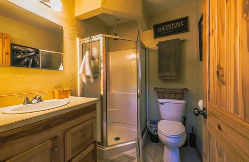 Eureka Cabin | Larch Lodge – 3 BDR Secluded Log Cabin & Pet Friendly!