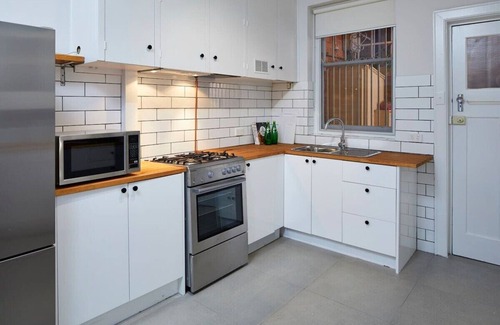 Prahran Apartment | Large 1 Bed Art Deco Prahran with Study