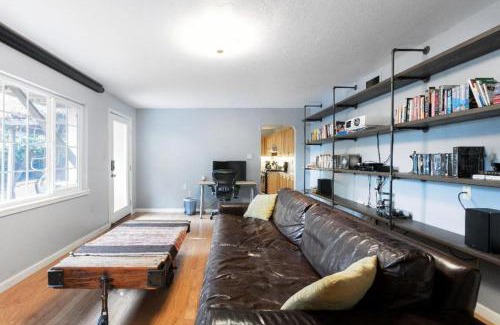 Berkeley Apartment | Large 1 Bedroom Apartment, Home Theater, Fireplace