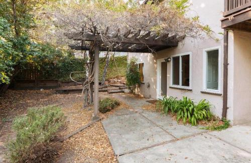 Berkeley Apartment | Large 1 Bedroom Apartment, Home Theater, Fireplace