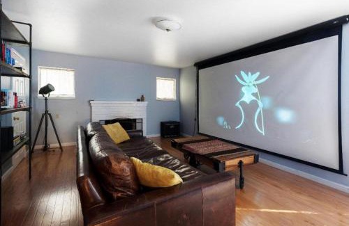 Berkeley Apartment | Large 1 Bedroom Apartment, Home Theater, Fireplace