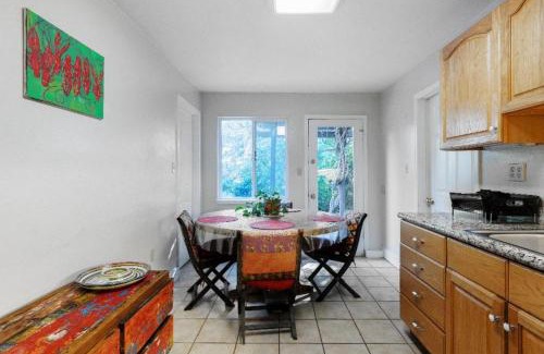 Berkeley Apartment | Large 1 Bedroom Apartment, Home Theater, Fireplace