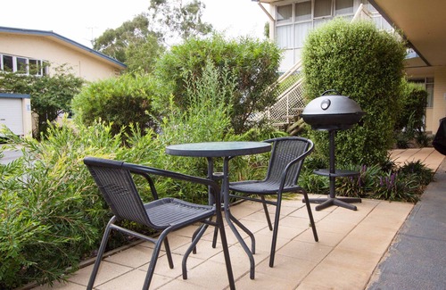Capital Hill Apartment | Large 1 Bedroom Unit in Griffith with Free Wi-Fi + Parking
