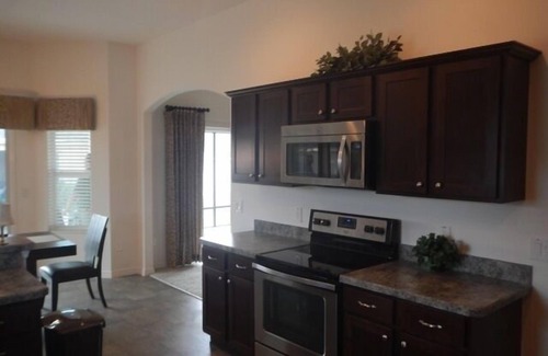 Gilchrist House | Large 2 Bdrm & Den Designer home w/Golf Cart & WiFi!