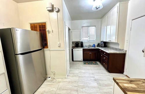 La Brea House | LARGE 2 bedroom 2Ba, Parking, Storage, Walk to The Grove, Parks, Landmarks