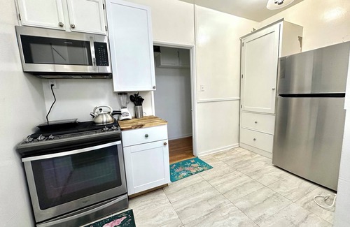 La Brea House | LARGE 2 bedroom 2Ba, Parking, Storage, Walk to The Grove, Parks, Landmarks