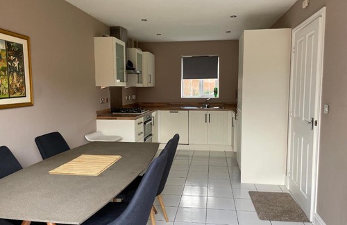 Quedgeley Apartment | Large 2 bedroom apartment, 4 beds one 1 en-suite, Free parking Nr Chelt Elmore and Quays