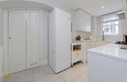 Campden Apartment | Large 2 Bedroom Kensington Garden Flat