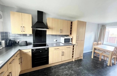 Hereford House | Large 2-BR | City Home | Free Parking | Sleeps 6