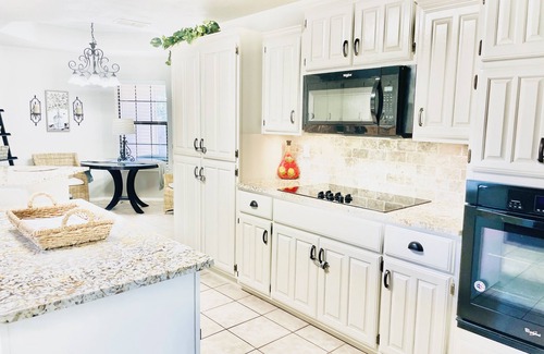 Paris House | Large 3 bed/2 bath luxury home in central location!