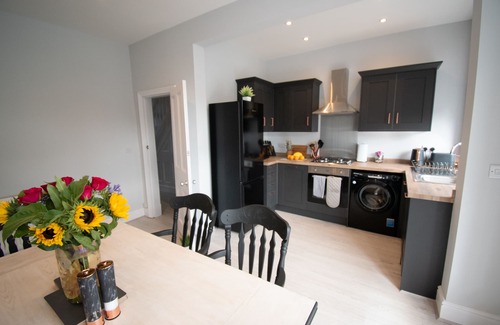 Oldham House | Large 3 Bedroom House with family bathroom