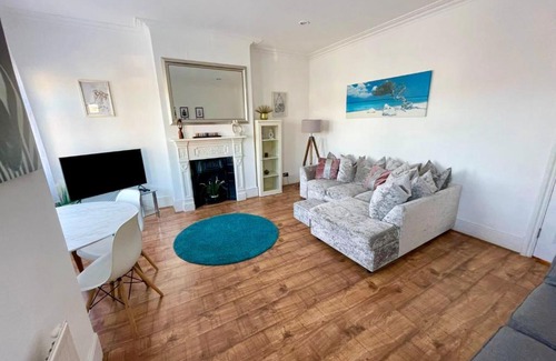 Woodhouse Apartment | Large 3 Bedroom modern apartment close to central London