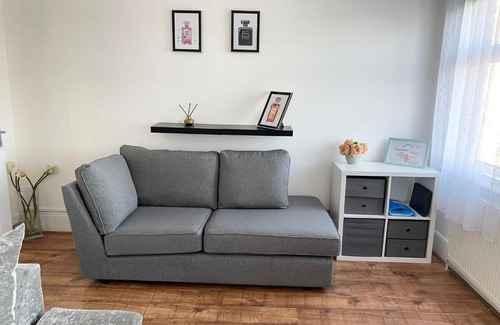 Woodhouse Apartment | Large 3 Bedroom modern apartment close to central London