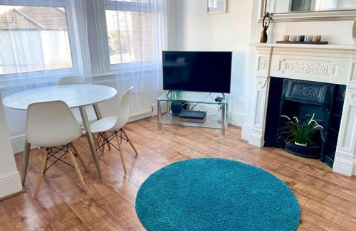 Woodhouse Apartment | Large 3 Bedroom modern apartment close to central London