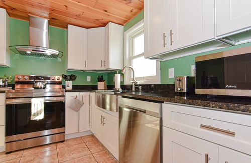 Rimmon Heights House | Large 3 floor Townhome with Patio, Backyard and Sauna