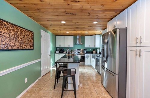 Rimmon Heights House | Large 3 floor Townhome with Patio, Backyard and Sauna