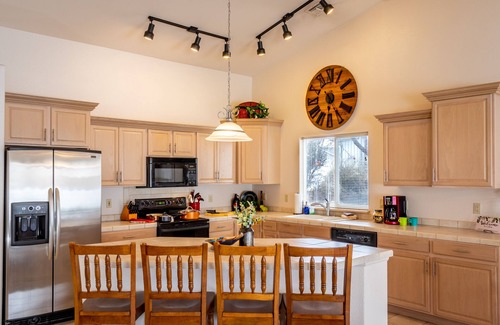 Grand Junction House | Large 3BR 2Bath near everything - king bed - jacuzzi tub