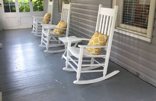 White Sulphur Springs House | Large 4 Bedroom House: short walk to Greenbrier & 30 min drive to Lake Sherwood