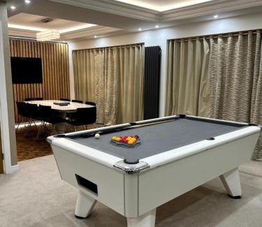 Birkenhead Villa | Large 4 bedroom house, electric gated driveway.