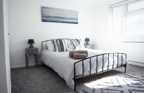 Burton Latimer House | Large 4 BedroomProperty driveway and 3 bathrooms