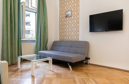 Matzleinsdorf Apartment | Large 4BR Apt Near Karlsplatz Ideal for Big Groups