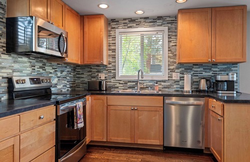 Southwest Bend House | Large 5 Bed , 3bath home close to Deschutes River and Old Mill Shopping District