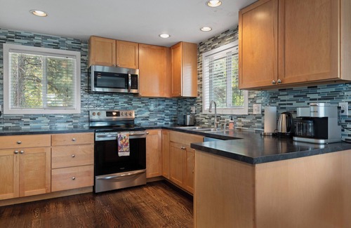 Southwest Bend House | Large 5 Bed , 3bath home close to Deschutes River and Old Mill Shopping District