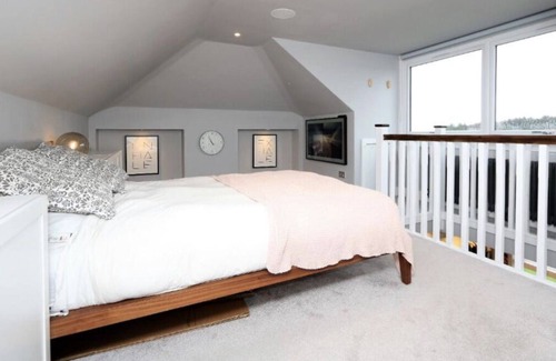 Bearsden House | Large 5-Bed House Family home in Bearsden, Glasgow