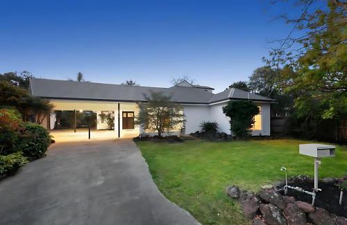 Brighton East Villa | Large 5BR Home-Pool-BBQ-4 CarPark-Central Location