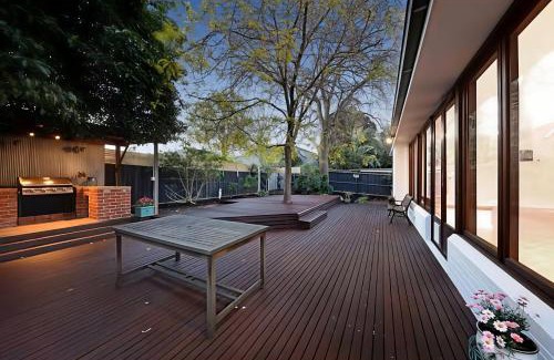 Brighton East Villa | Large 5BR Home-Pool-BBQ-4 CarPark-Central Location