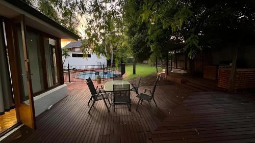 Brighton East Villa | Large 5BR Home-Pool-BBQ-4 CarPark-Central Location