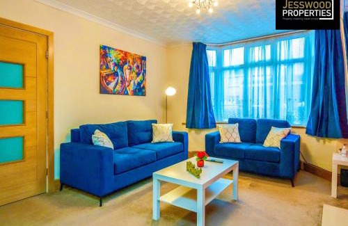 Luton House | Large 6 Bedroom Contractor House by Jesswood Properties ShortLets For Groups, Business And Leisure With Free Parking, Wifi and Pool Table