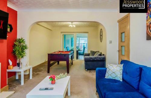 Luton House | Large 6 Bedroom Contractor House by Jesswood Properties ShortLets For Groups, Business And Leisure With Free Parking, Wifi and Pool Table