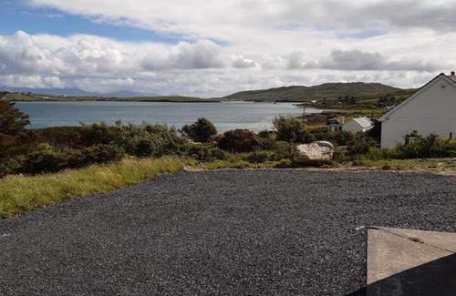 Achill Sound House | Large Achill Island Holiday Home with panoramic sea views F28 Y576 - 3 Bedrooms Sleeps 8 - situated close to The Banshees of Inisherin Pub location