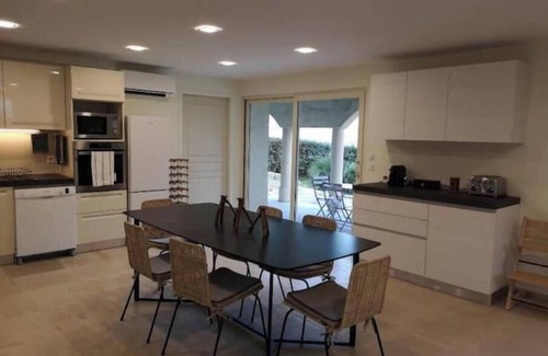 Saint-Laurent-du-Var House | Large apartment in villa with garden and pool