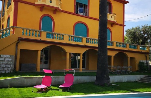 Saint-Laurent-du-Var House | Large apartment in villa with garden and pool