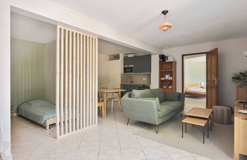 La Bouilladisse Apartment | Large apartment with terrace and pool view