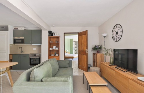 La Bouilladisse Apartment | Large apartment with terrace and pool view