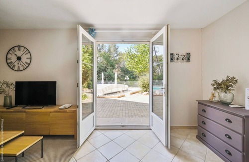 La Bouilladisse Apartment | Large apartment with terrace and pool view