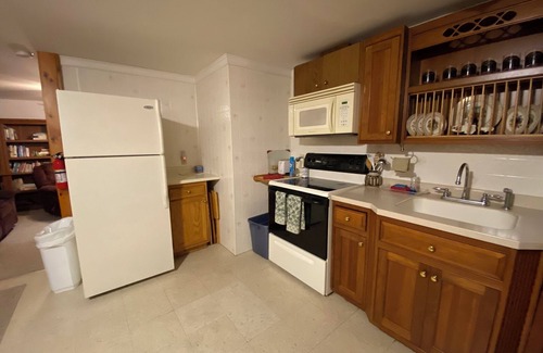 Clarksville Apartment | Large Apartment near Pittsburg shops and restaurants - winter trail access
