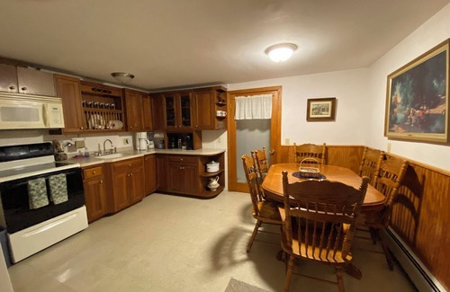 Clarksville Apartment | Large Apartment near Pittsburg shops and restaurants - winter trail access