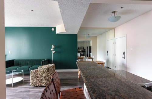 Miracle Mile Apartment | Large apt in Miracle Mile