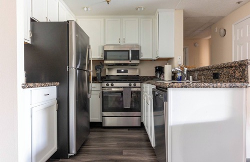 Miracle Mile Apartment | Large apt in Miracle Mile