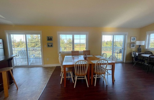 Darnley House | Large beach house with cottage feel, with ocean views and steps from sandy beach