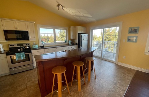 Darnley House | Large beach house with cottage feel, with ocean views and steps from sandy beach